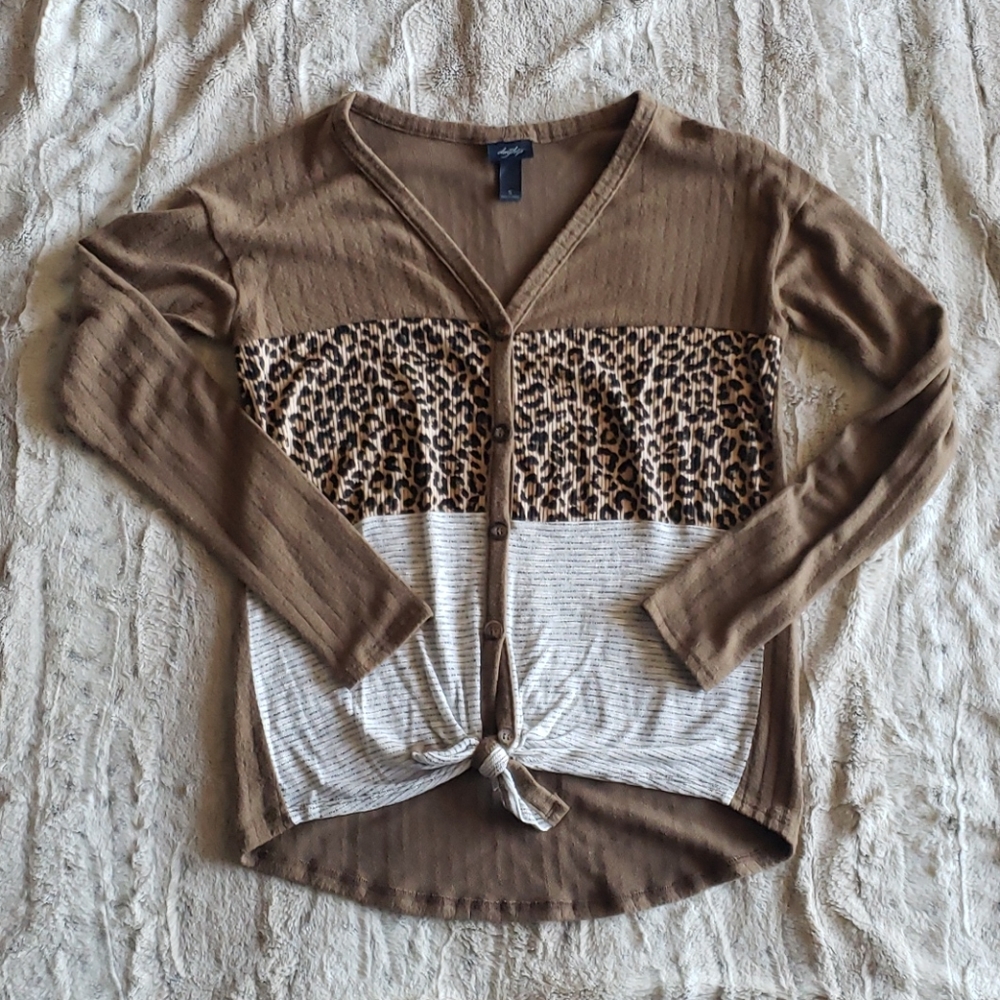 Buckle Daytrip Leopard Top - Picture 2 of 6